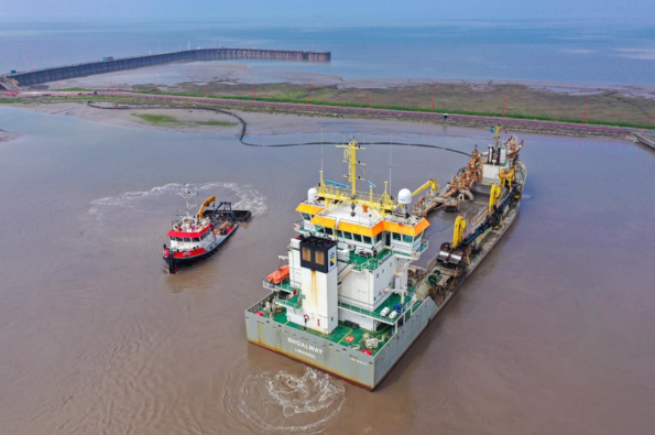 CEDA-UK 2026-06-04 Bristol Port Seminar & Site Visit // 2026-06-04_shoalbuster_tug_graham_robertson_with_the_trailer_dredger_shoalway.png (305 K)